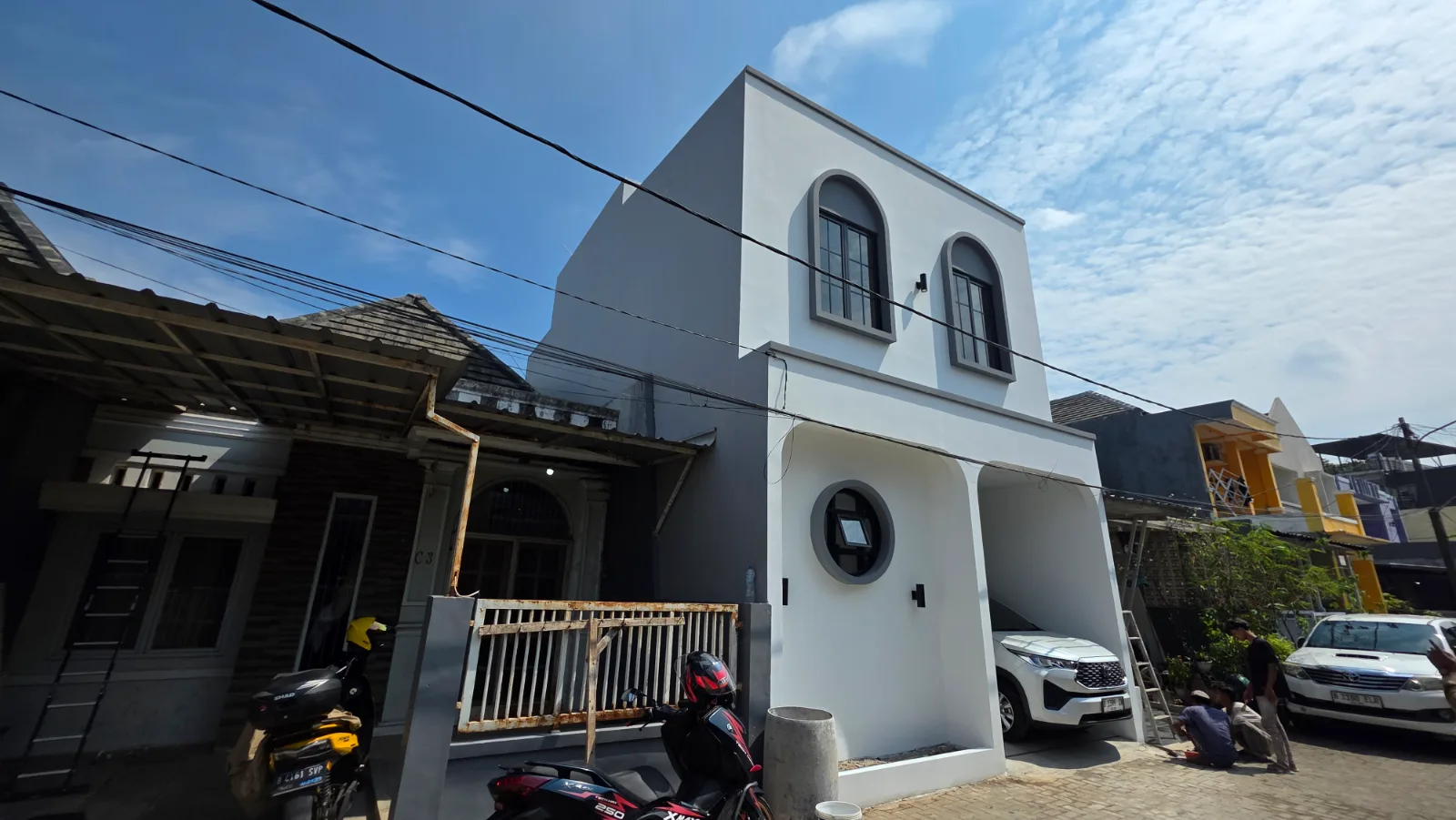 Rumah 3 lantai modern mediterania hasil bangun ulang di Depok — Kapten Kontruksi