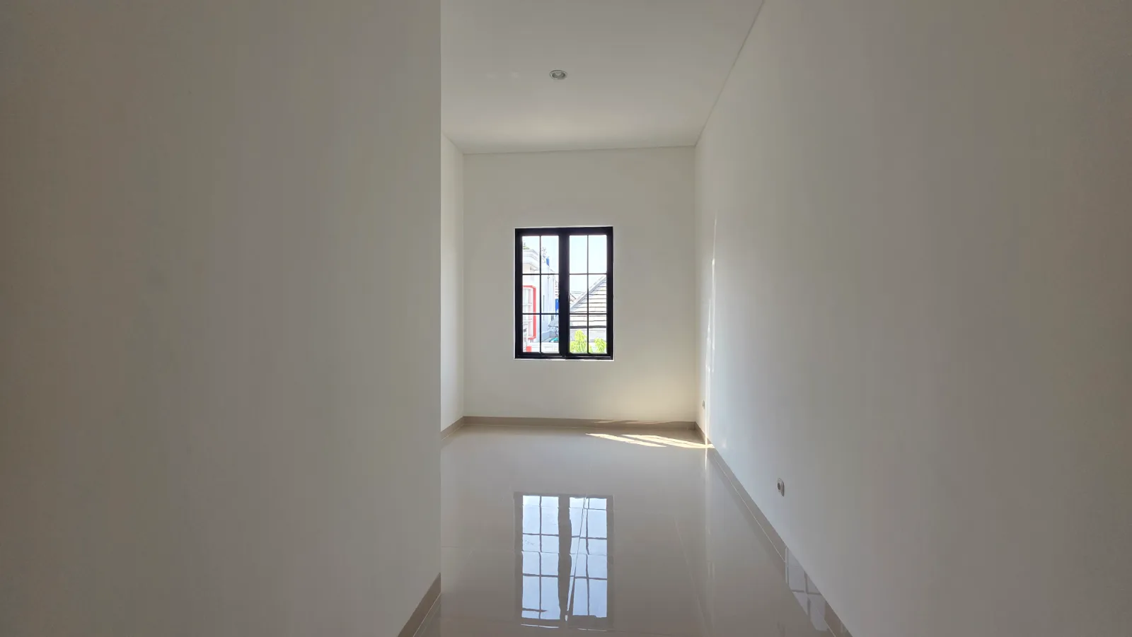 Salah satu kamar — terang dengan jendela hitam & lantai granit, pintu setinggi 240 cm.