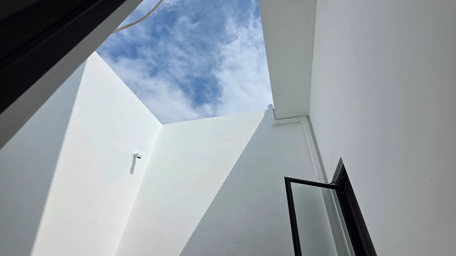 Void/lubang cahaya — membawa cahaya & udara alami masuk ke tengah rumah.