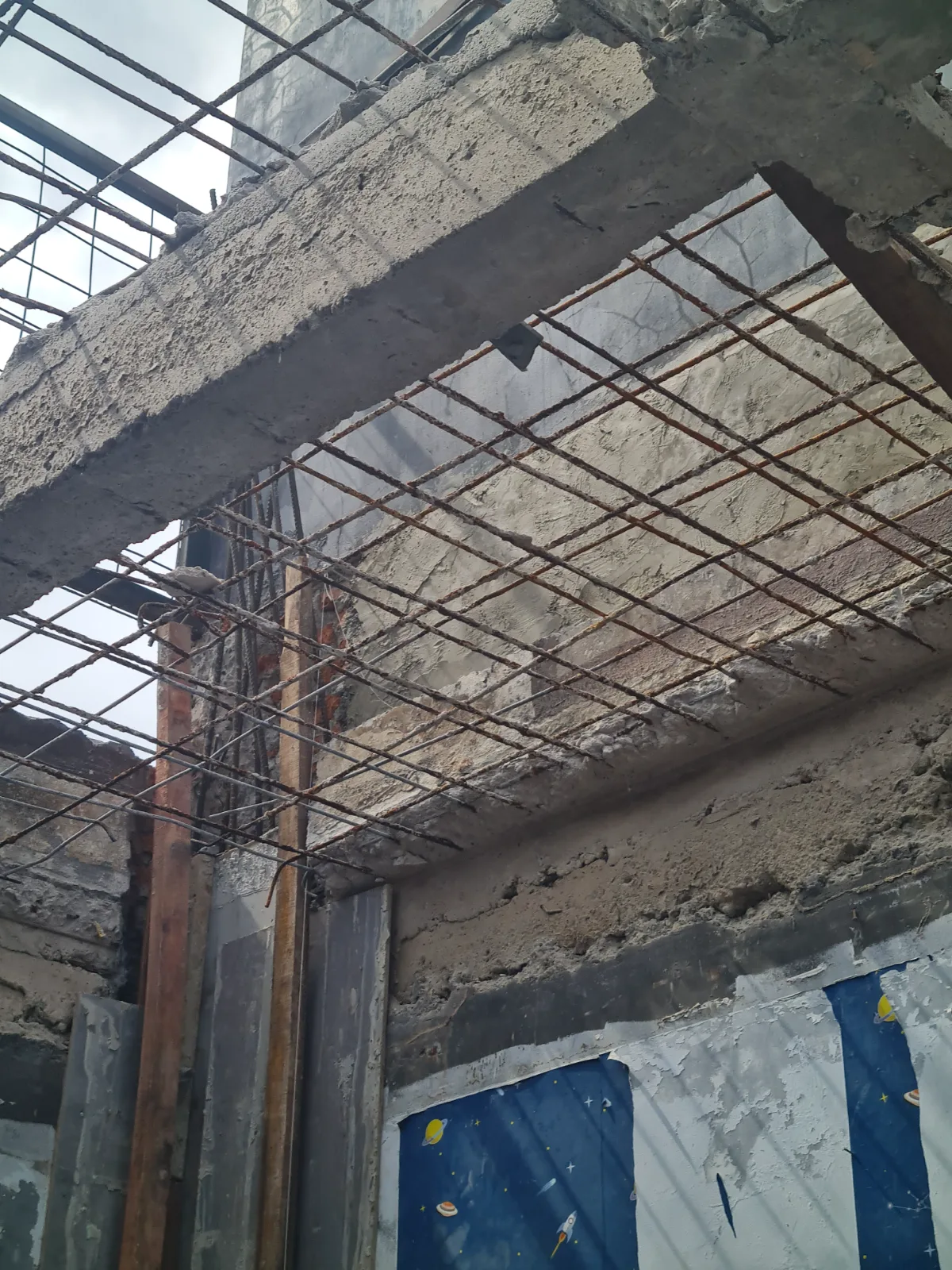 Pembesian dak/plat lantai beton sebelum pengecoran lantai atas.