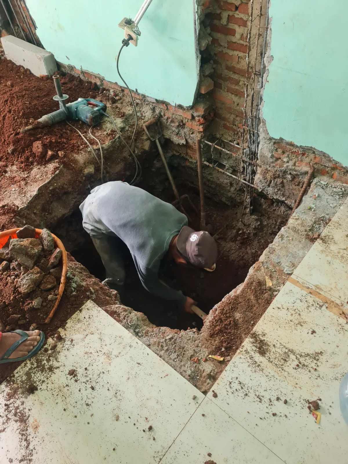 Penggalian & pembuatan pondasi dalam — fondasi wajib untuk rumah bertingkat.